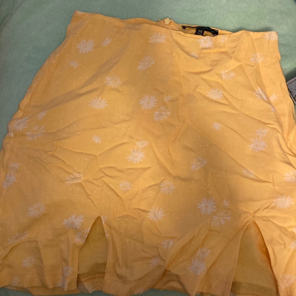Kendall & Kylie yellow skirt